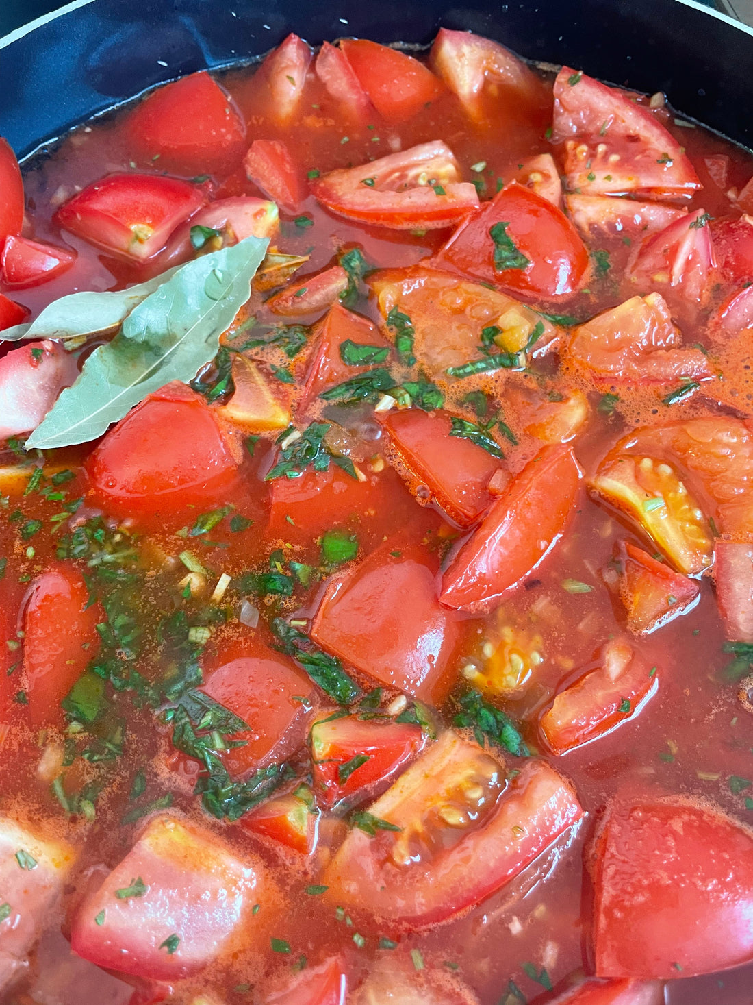 Zelfgemaakte pizzasaus van verse tomaten