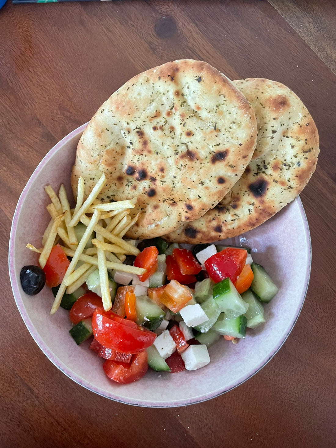 Ontbijtsalade met naanbrood